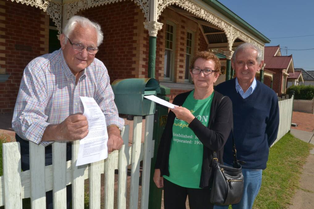 LETTERBOX DROP: Oberon anti-amalgamation campaigners Keith Sullivan, Marj Armstrong and Brian Dellow on the streets of Bathurst distributing a flyer that explains the disadvantages of a forced merger between Bathurst and Oberon. Photo: BRIAN WOOD 	022116oberon2