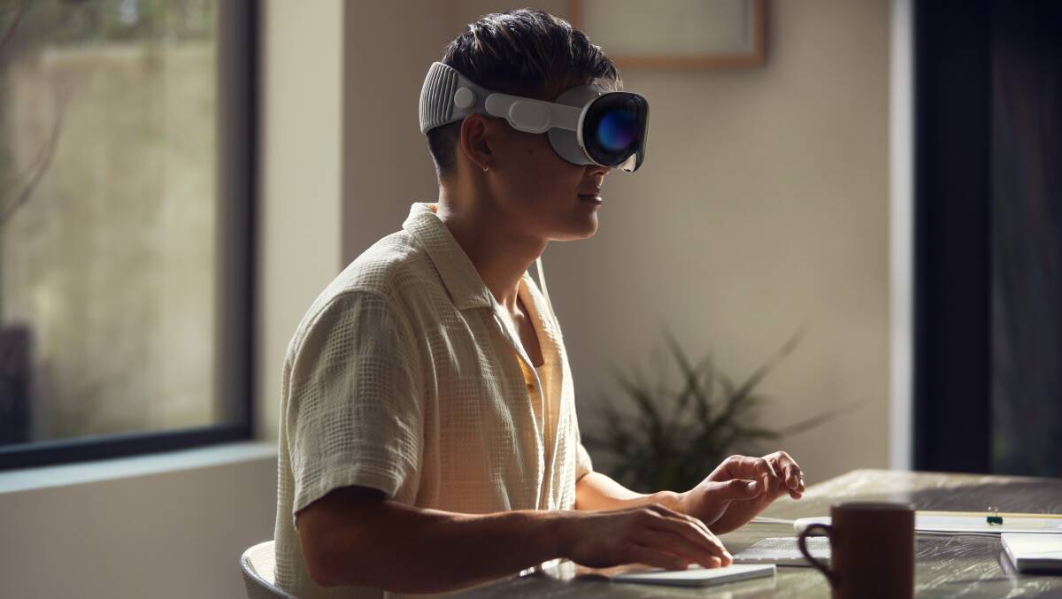 A user can browse apps with just their eyes. Picture by Apple A user can browse apps with just their eyes. Picture by Apple