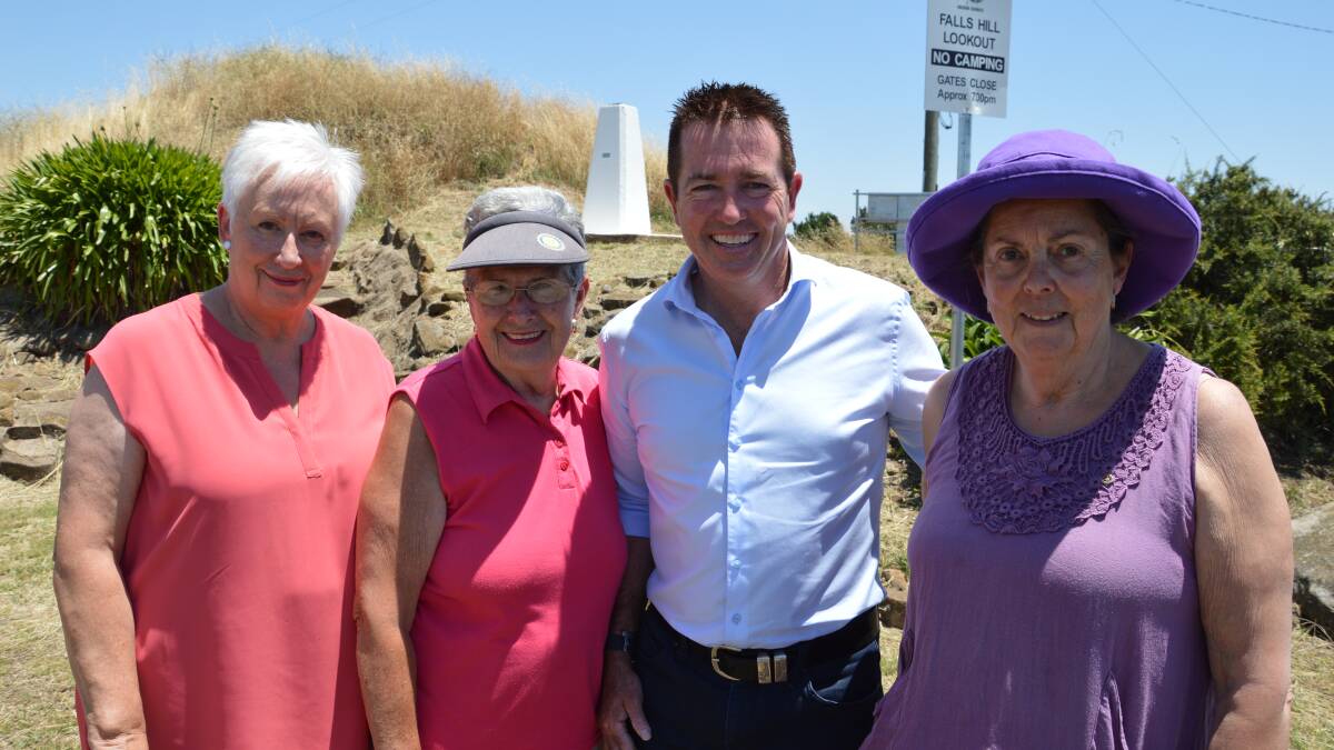 GOOD NEWS: Member for Bathurst Paul Toole at the Rotary Lookout with mayor Kathy Sajowitz, Cr Brenda Lyon and Oberon Rotarian Christine Cameron-
Johns.