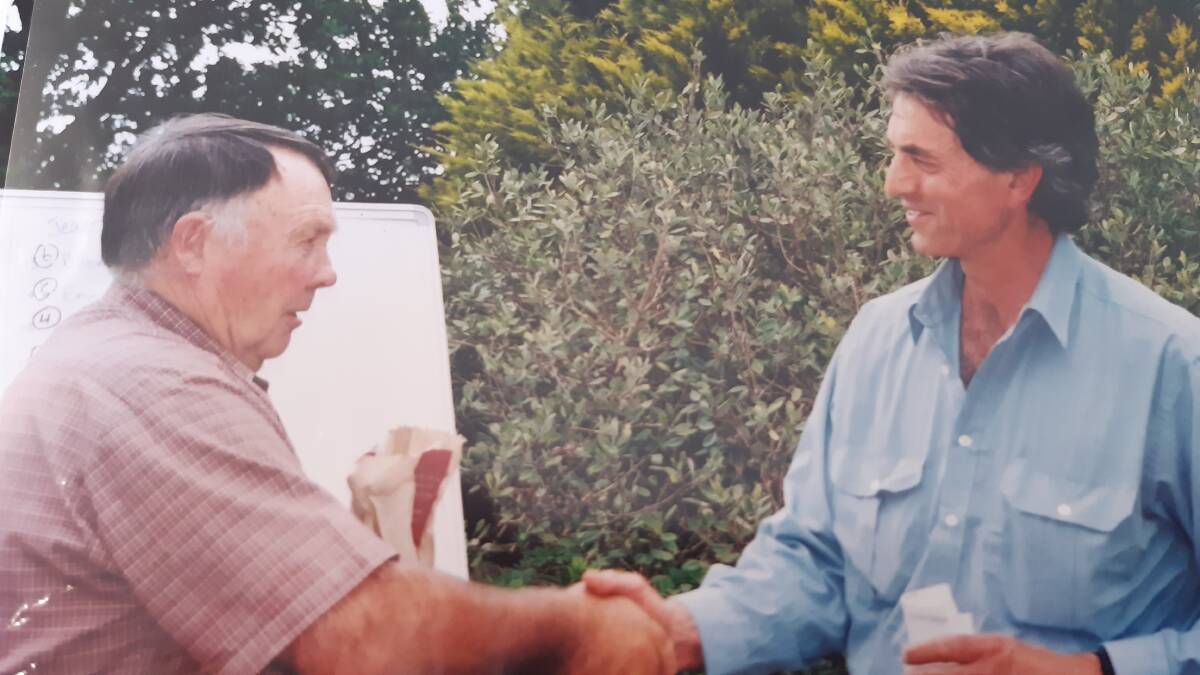 APPRECIATION: Two decades ago BMA president Col Ferguson says thank you to wool broker Milton Smith, who was a valued benefactor. Photo: SUPPLIED