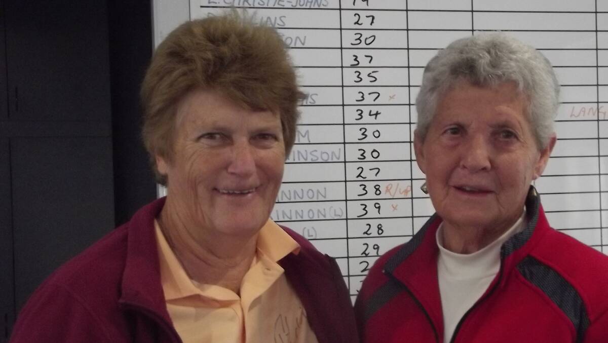 SMILES: Oberon Golf Club ladies captain Robyn Slattery presenting Colleen Saul with her trophy.