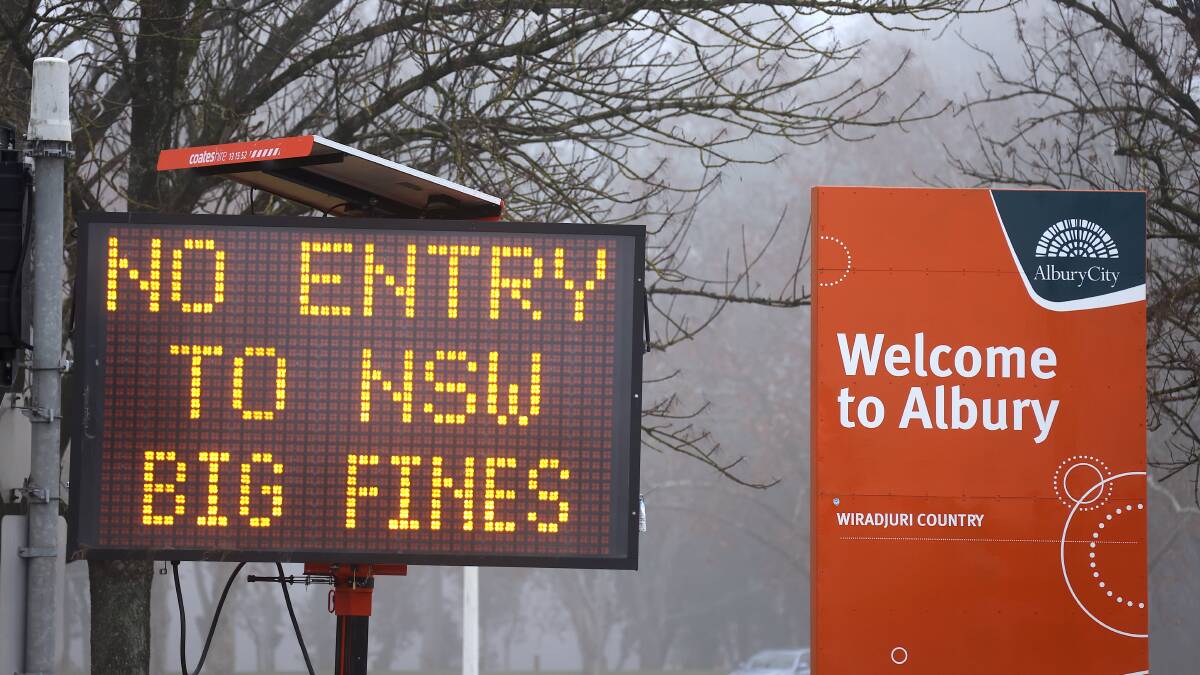 A sign warning Victorians against trying to cross the border this week after the latest outbreaks of coronavirus in that state. Photo: David Gray/Getty Images