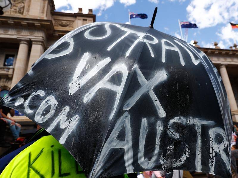 The Greens want Victoria's parliament to investigate the far-right and links to anti-vax groups.