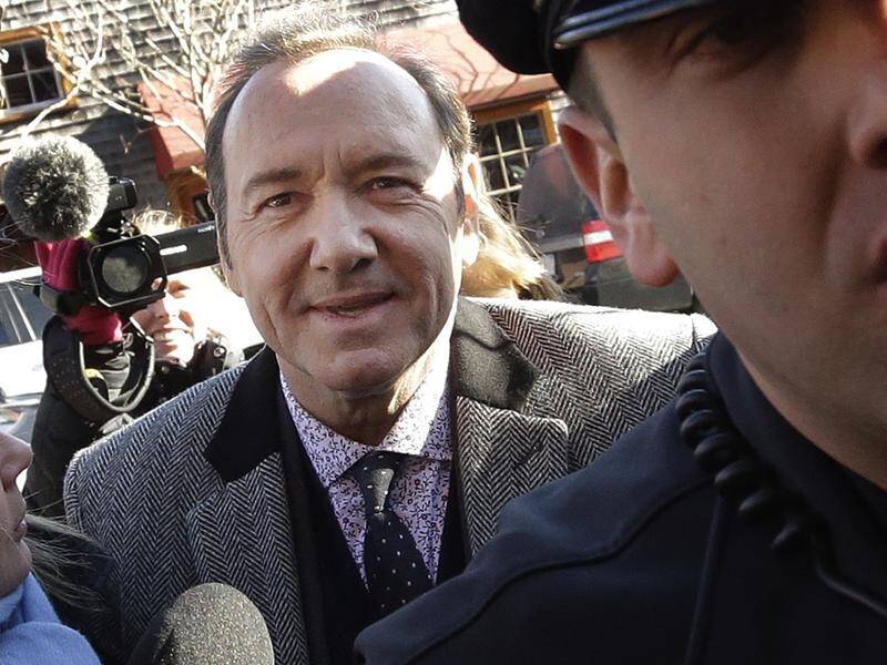 A masseur who accused Kevin Spacey of sexual assault has died, forcing prosecutors to drop the case.