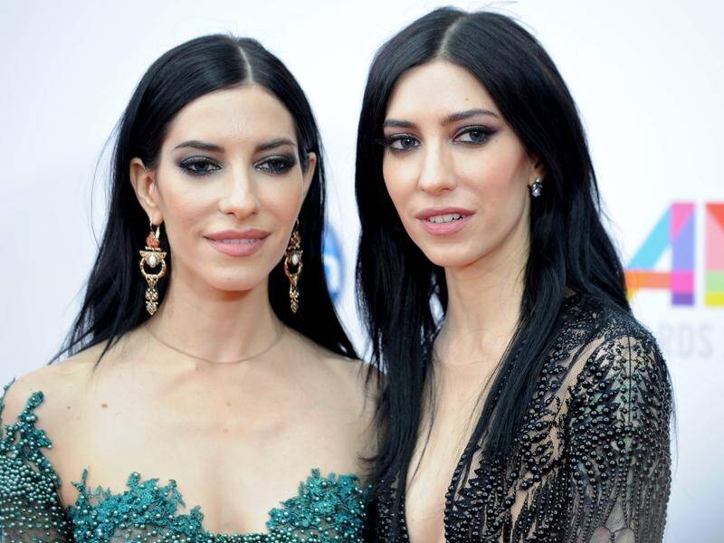Lisa (L) and Jessica Origliasso had to leave a Qantas flight after rowing with the cabin crew.