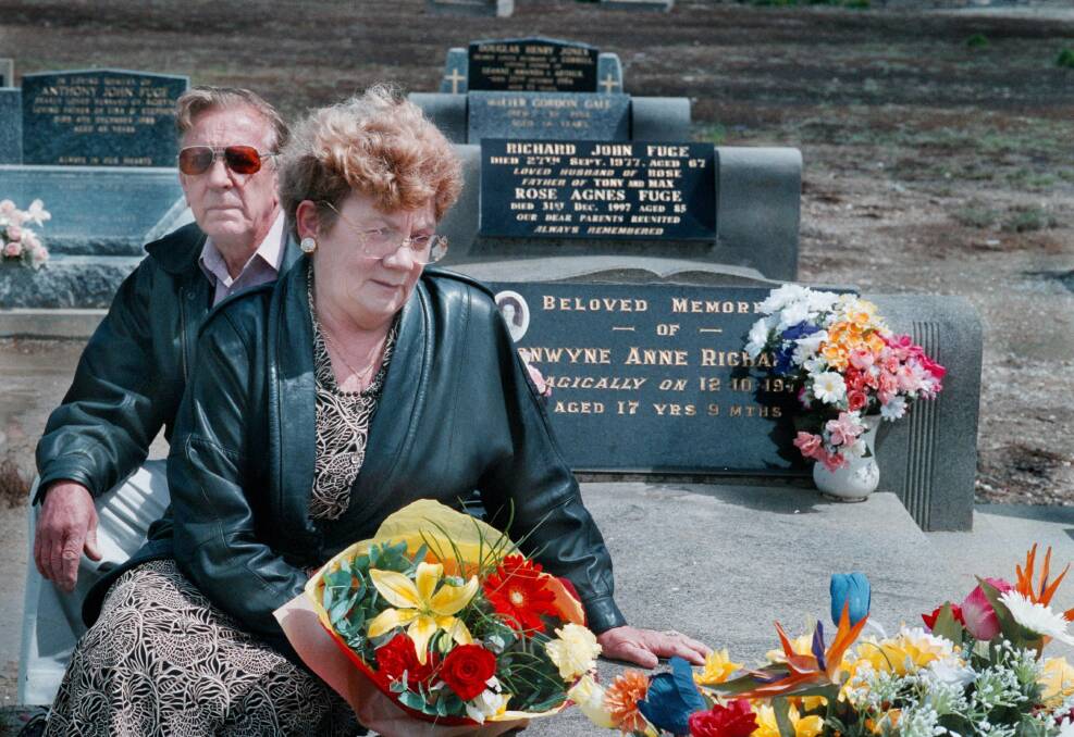 1998 - Stan and Noelle Richardson visit their daughter's grave
