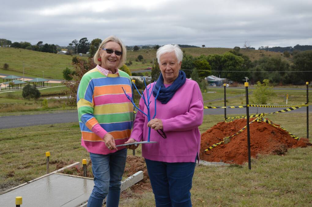 CONVERSATION STARTER: Oberon Blue Tree Project committee members Fran Charge and Kathy Sajowitz with the tree replica that will be constructed at the Common. Picture: ALANNA TOMAZIN