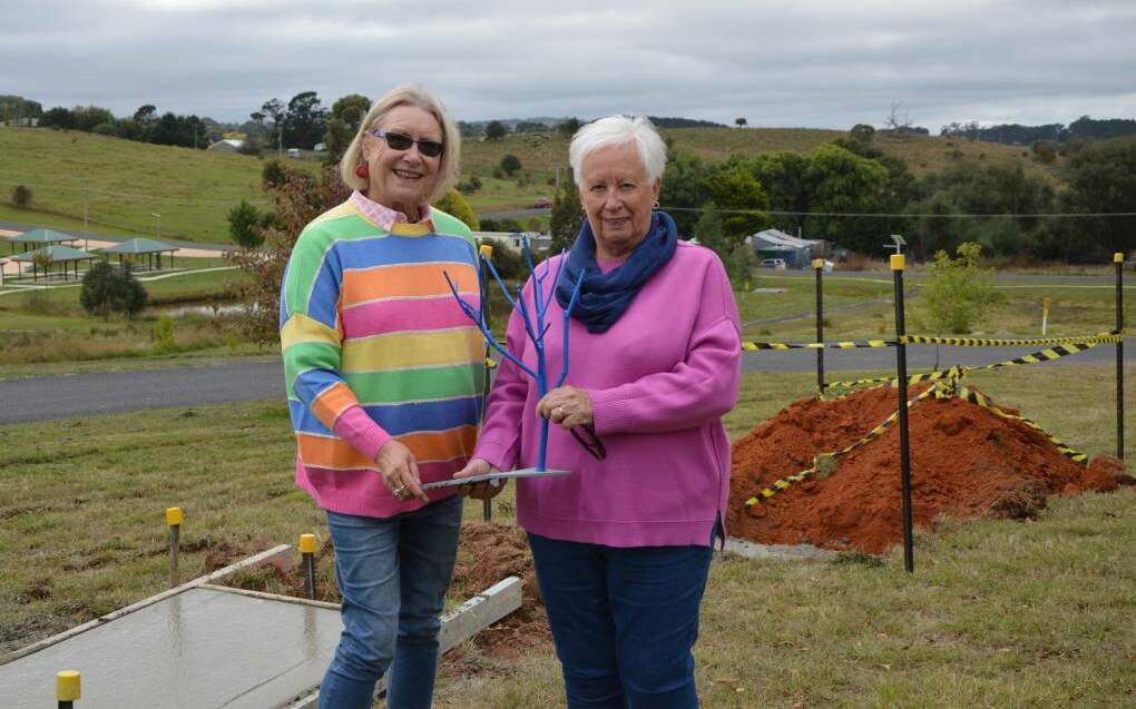 Oberon Blue Tree Project committee members Fran Charge and Kathy Sajowitz with the tree replica in March. Picture: ALANNA TOMAZIN