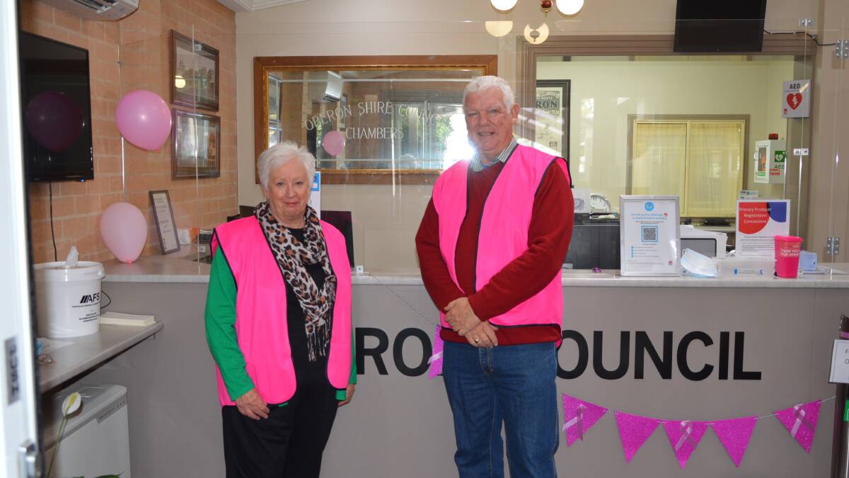 PINK UP OBERON: Mayor Cr Kathy Sajowitz and deputy mayor Mark Kellam show their support for the McGrath Foundation. Picture: ALANNA TOMAZIN